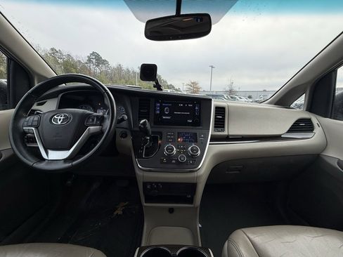 Used 2017 Toyota Sienna XLE image 30