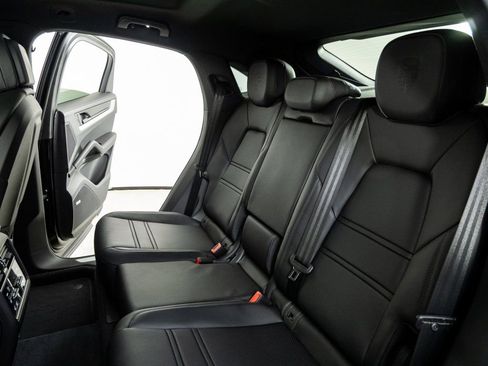 New 2026 Porsche Cayenne Base image 22