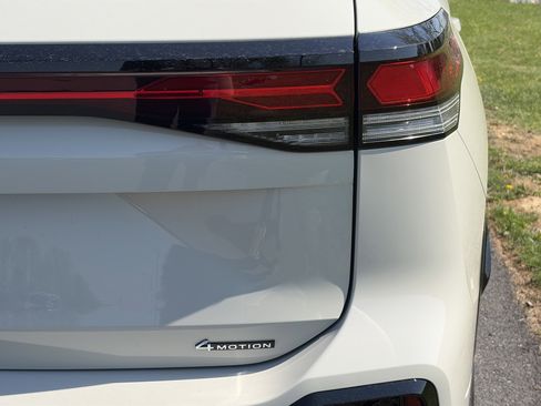 New 2026 Volkswagen Tiguan SE R-Line AWD/4WD image 9