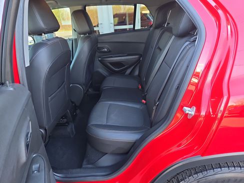 Used 2020 Chevrolet Trax LT w/ LT Convenience Package image 11