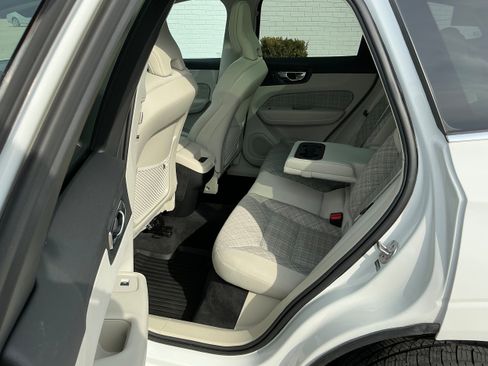 Used 2022 Volvo XC60 B5 Momentum image 13