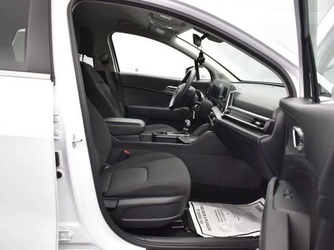 Used 2025 Kia Sportage LX image 17