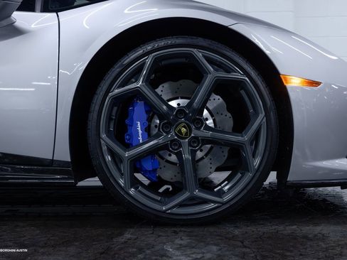 Used 2021 Lamborghini Huracan EVO image 17