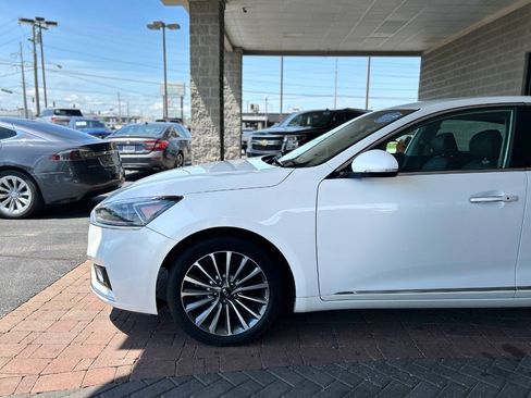 Used 2017 Kia Cadenza Premium FWD image 5