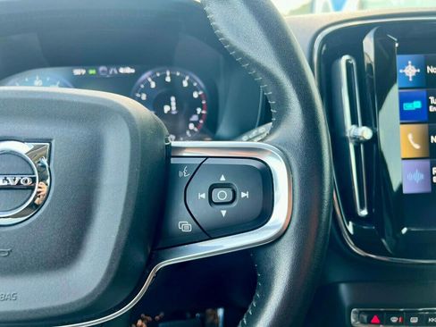 Used 2021 Volvo XC40 T4 Momentum FWD image 19