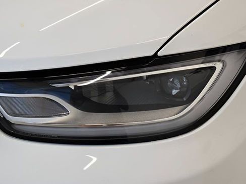 Used 2023 Chrysler Pacifica Touring-L image 17