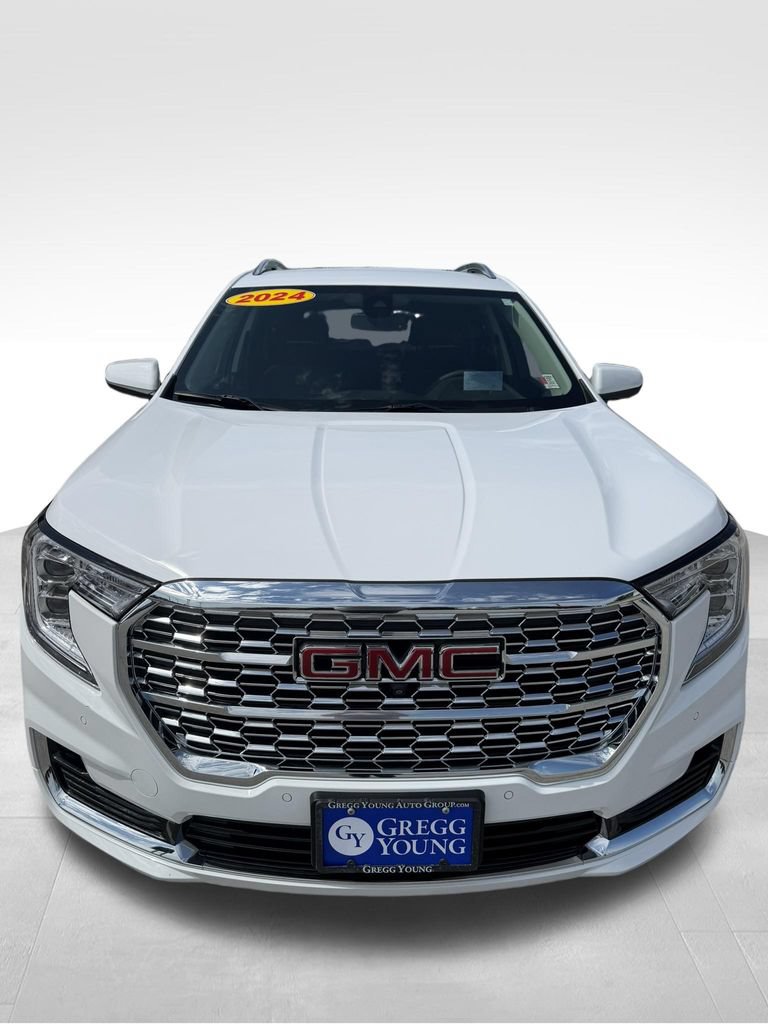 Used 2024 GMC Terrain Denali w/ Denali Premium Package AWD/4WD image 3