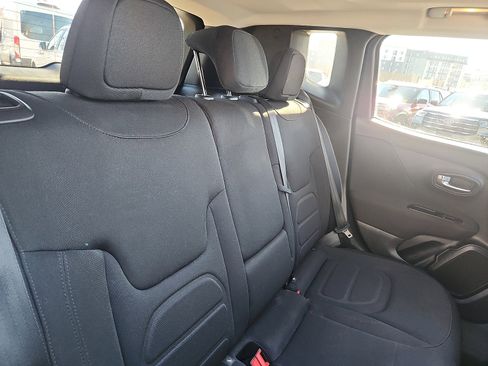 Used 2019 Jeep Renegade Latitude w/ Cold Weather Group image 29