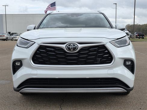 Used 2022 Toyota Highlander XLE image 2