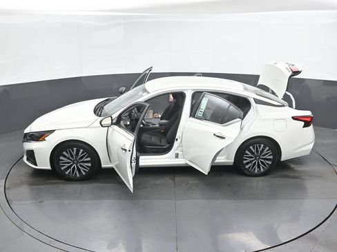 Used 2025 Nissan Altima 2.5 SV FWD image 50