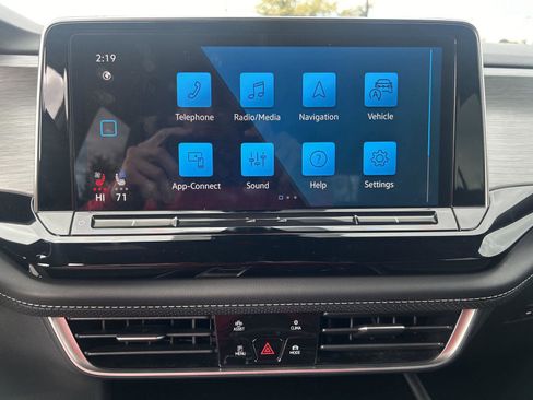 Used 2024 Volkswagen Atlas Cross Sport SE image 18