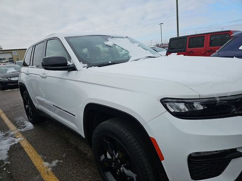 Used 2023 Jeep Grand Cherokee Limited w/ Black Appearance Package image 4