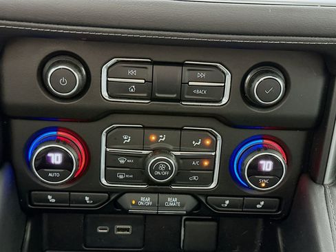 Used 2021 Chevrolet Tahoe Z71 w/ Luxury Package image 16