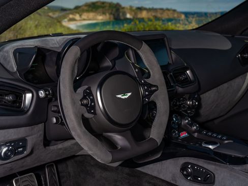 Used 2023 Aston Martin V8 Vantage Coupe RWD image 14