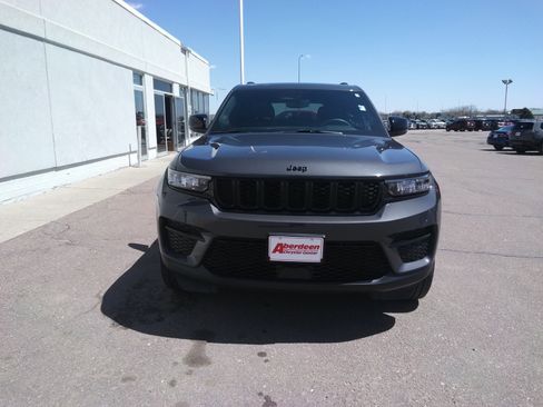 Used 2023 Jeep Grand Cherokee Altitude AWD/4WD image 3