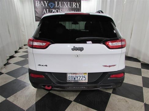 Used 2018 Jeep Cherokee Trailhawk image 20