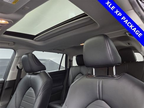Used 2022 Toyota Highlander XLE image 25