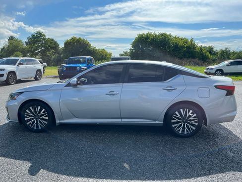 Used 2023 Nissan Altima 2.5 SV w/ SV Premium Package FWD image 7