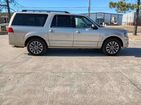 Used 2017 Lincoln Navigator L Select image 2