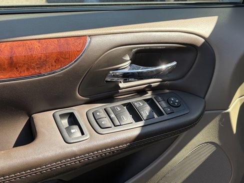 Used 2015 Chrysler Town & Country Touring w/ Driver Convenience Group FWD image 9