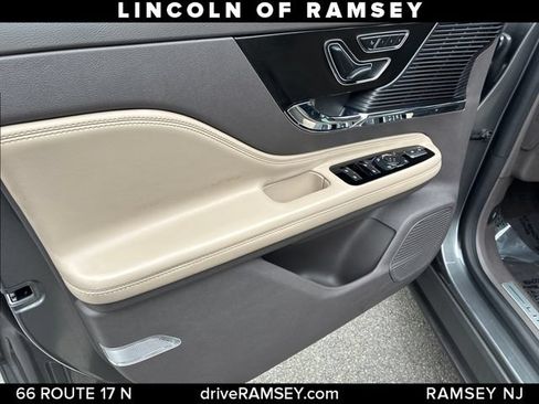Used 2022 Lincoln Corsair AWD w/ Premium Package image 12