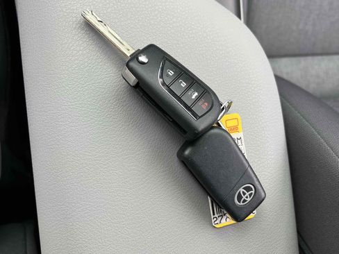 Used 2021 Toyota Camry LE image 9