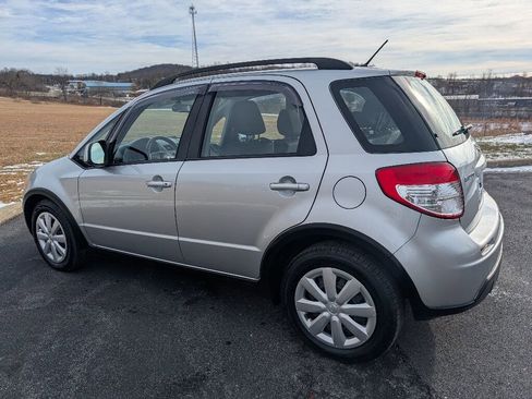 Used 2011 Suzuki SX4 AWD Hatchback image 8
