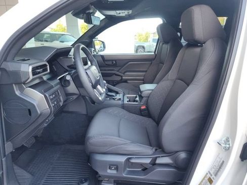Certified 2025 Toyota Tacoma SR5 w/ SR5 Upgrade Package AWD/4WD image 17