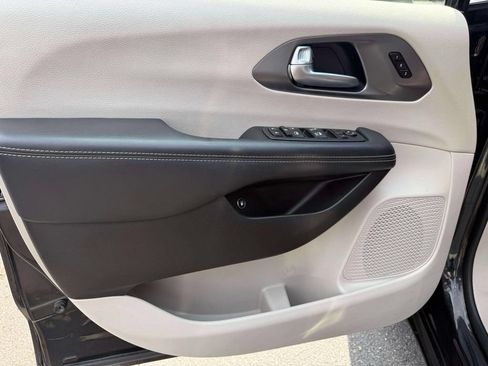Used 2023 Chrysler Pacifica Touring-L FWD image 16