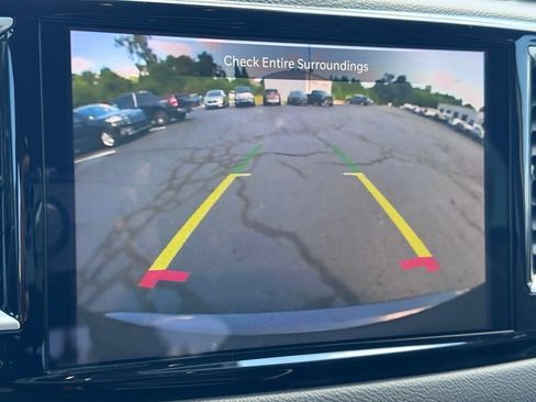 Used 2023 Chrysler Pacifica Touring-L FWD image 10