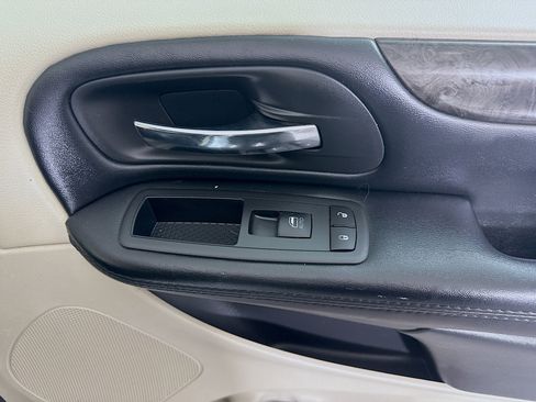 Used 2019 Dodge Grand Caravan SE w/ UConnect Hands-Free Group image 31