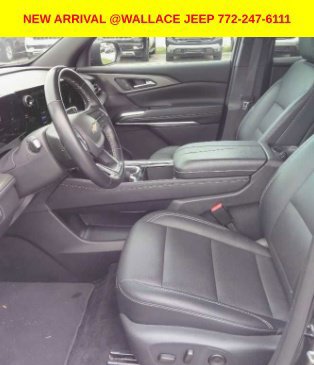 Used 2025 Chevrolet Traverse LT FWD image 3