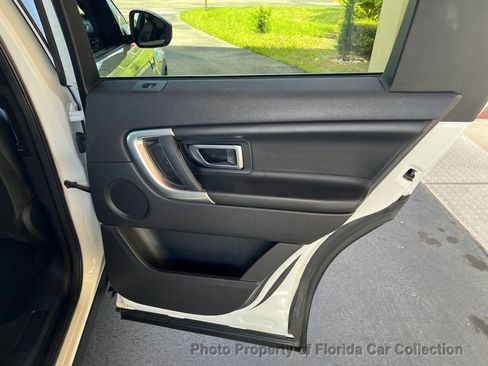 Used 2015 Land Rover Discovery Sport HSE Luxury image 32