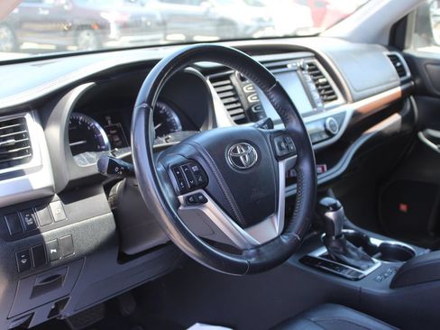Used 2014 Toyota Highlander Limited FWD image 12