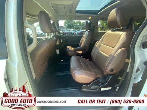 Used 2018 Toyota Sienna XLE AWD 7-Passenger (Natl) image 6