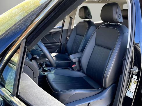 Used 2022 Volkswagen Tiguan SE w/ Panoramic Sunroof Package image 21