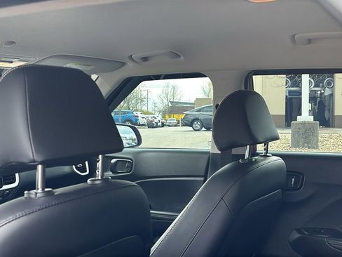 Used 2023 Hyundai Venue Limited FWD image 32