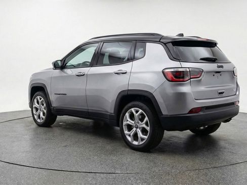Used 2025 Jeep Compass Latitude image 6