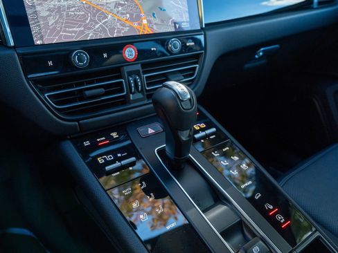 Certified 2025 Porsche Macan image 32