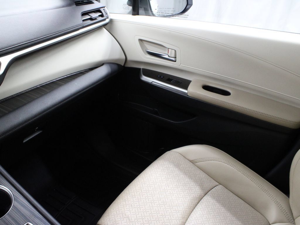 Used 2024 Toyota Sienna Limited AWD/4WD image 32