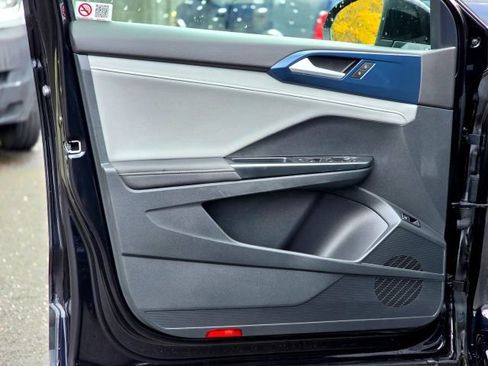 Used 2024 Volkswagen Taos SE image 25