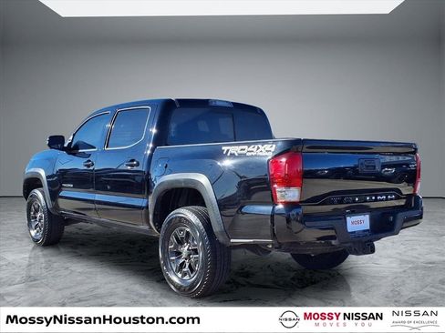 Used 2017 Toyota Tacoma TRD Off-Road w/ Premium & Technology Package image 2