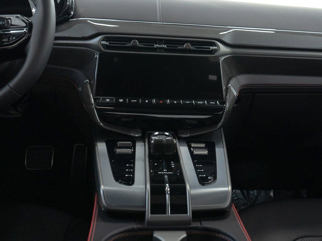 Used 2025 Aston Martin Vanquish RWD image 26