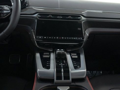 Used 2025 Aston Martin Vanquish RWD image 26
