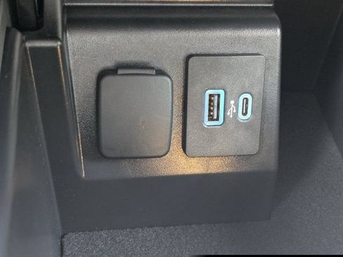 Used 2023 Ford Explorer XLT AWD/4WD image 30