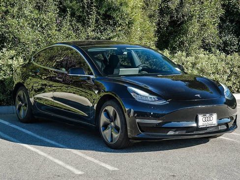 Used 2019 Tesla Model 3 Standard Range image 3