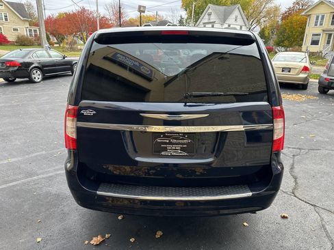 Used 2016 Chrysler Town & Country Touring w/ Driver Convenience Group image 3