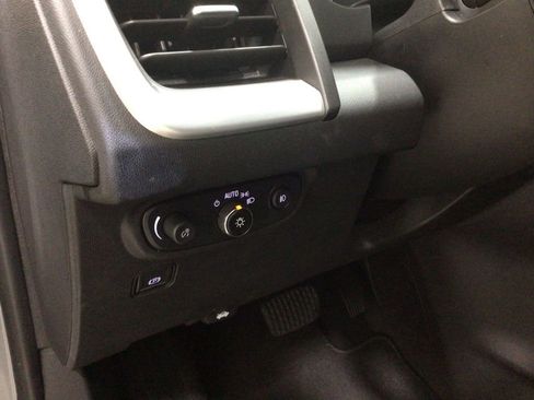 Used 2024 GMC Terrain SLT image 11