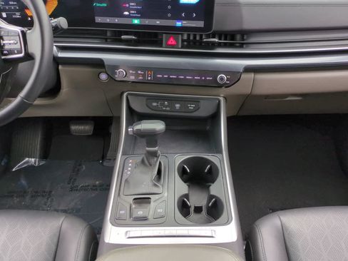 Used 2025 Kia Carnival FWD image 19