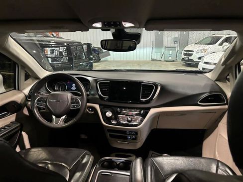 Used 2022 Chrysler Pacifica Touring-L FWD image 9